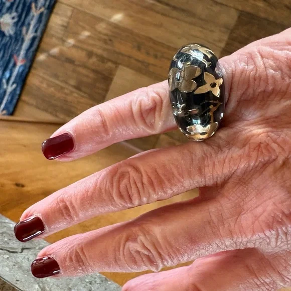 Louis Vuitton Black and Gold Ring - Picture 3 of 3